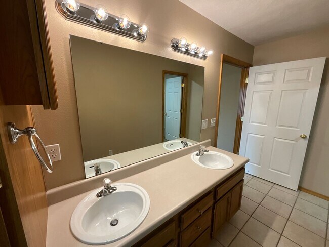 Building Photo - Beautiful Home on Private Setting