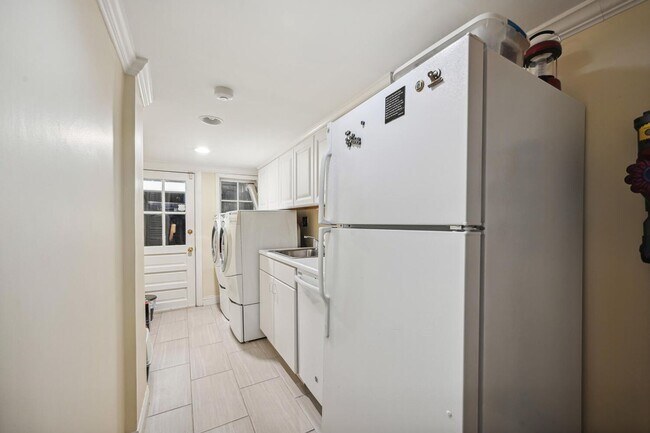 Building Photo - End of Row Georgetown Rowhome!