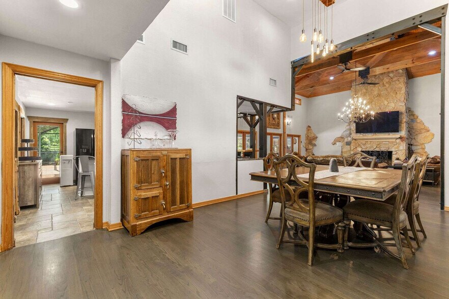 Building Photo - 926 Riverhills Dr