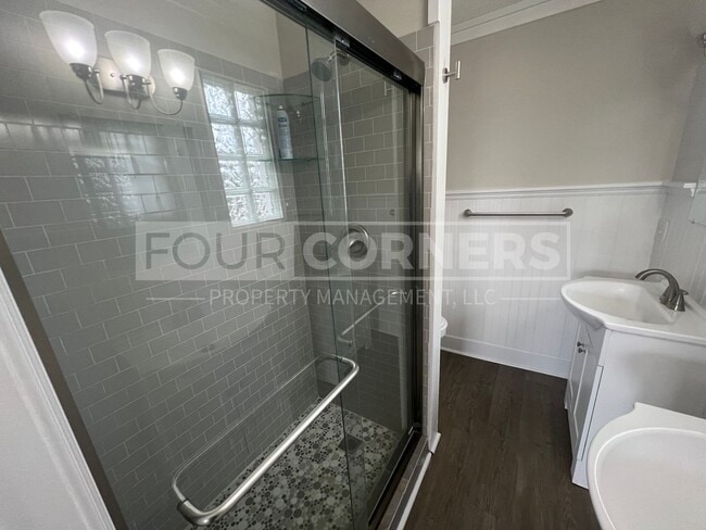 Building Photo - Beautiful 4 Bedroom 3 Bath Home