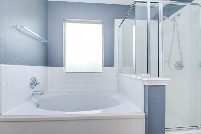 Building Photo - 16110 Limestone Lake Dr