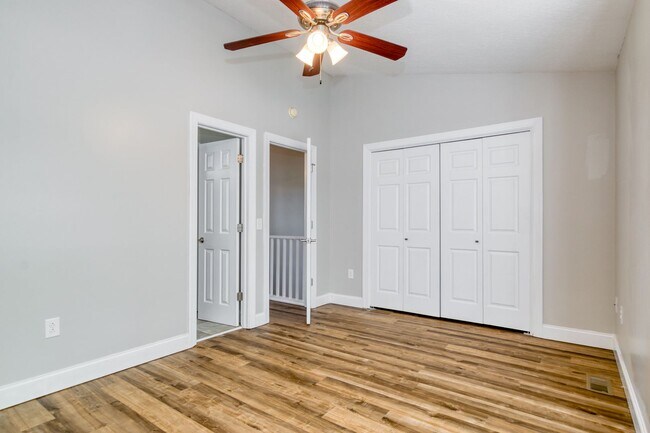 Building Photo - 3 bed / 3 bath. Parking. Pet Friendly.