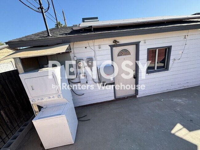 Building Photo - Modern, Solar Energy, 2-Bedroom detached Casita!