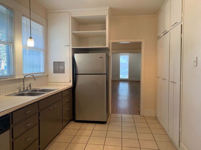 Building Photo - 909 W 30th St