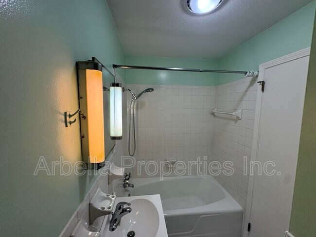 Building Photo - 1713 Seward Dr