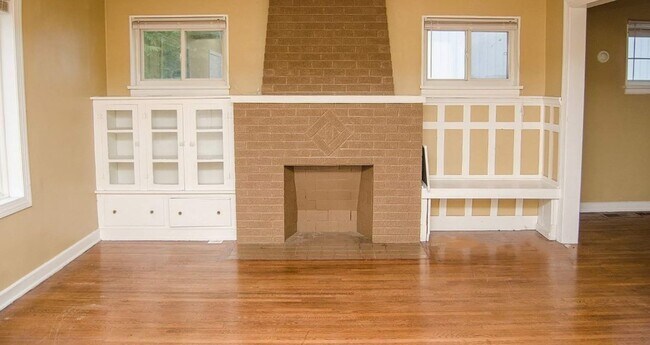 Primary Photo - 817 W Neely Ave