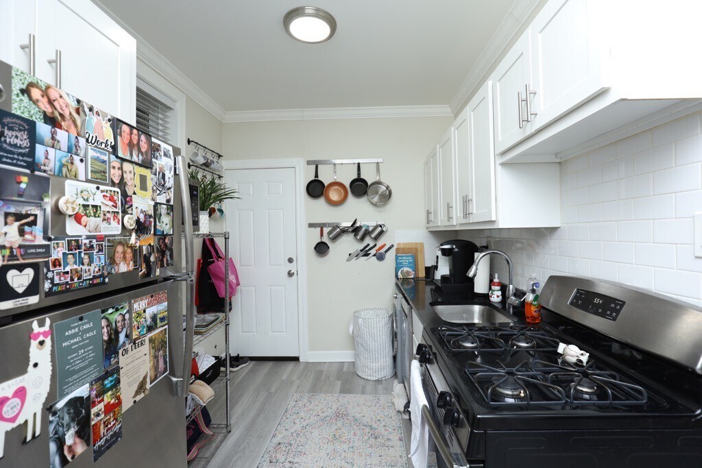 Building Photo - 648 W Roscoe St