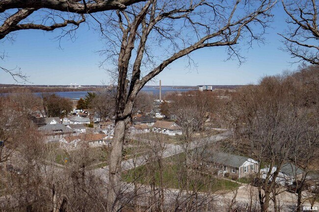 Building Photo - 4640 5th Ave