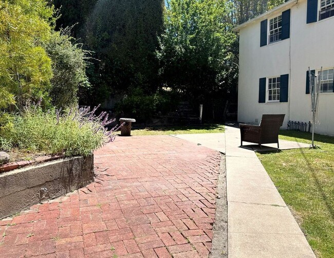 Building Photo - This is a Berkeley Lifestyle. | 3BR | 1.5BA | 1,450 SF | Just Steps from Campus