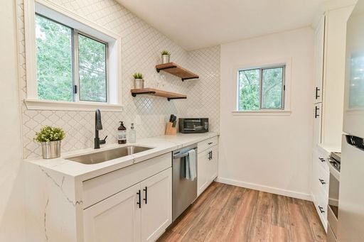 Building Photo - Beautiful top floor 1 bedroom 1 bathroom apartment on Lower Queen Anne