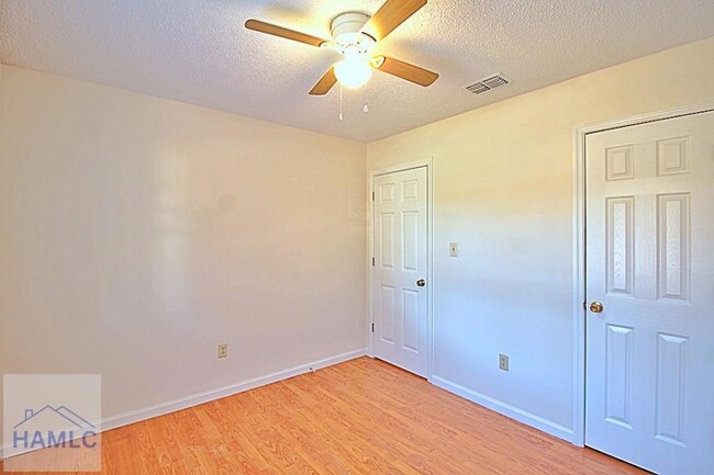 Building Photo - 915 Churchfield Dr