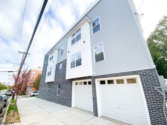 Building Photo - 70 N 6th St