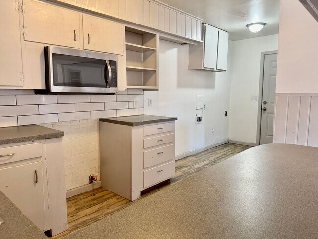 Building Photo - Adorable 3/1.5/1 in Great Location! Minutes from Tech and Hospitals!