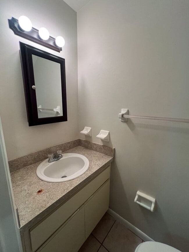 Building Photo - 2BR/1.5 Townhouse in Conveniently Located ...