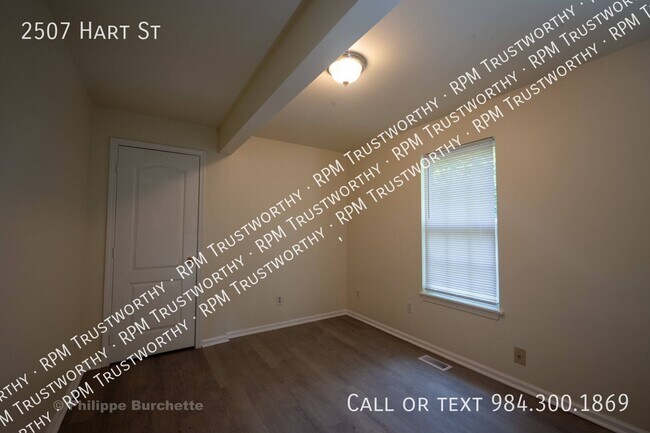 Building Photo - 2507 Hart St