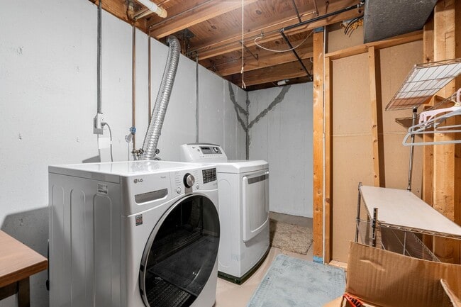 Building Photo - Spacious 4-Bed, 3-Bath Family Home