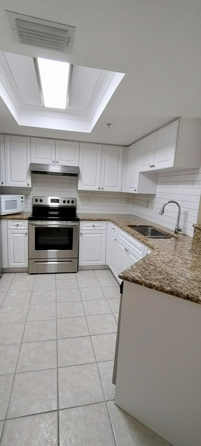 Building Photo - 1000 Crestwood Ct S