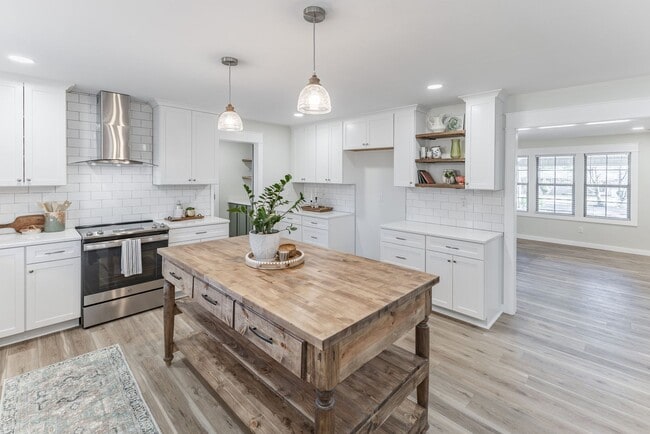 Building Photo - Close to downtown Athens! Beautifully renovated home with charm!