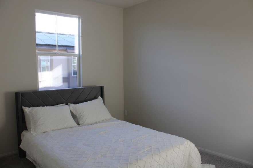 Building Photo - 40885 Melrose Dr