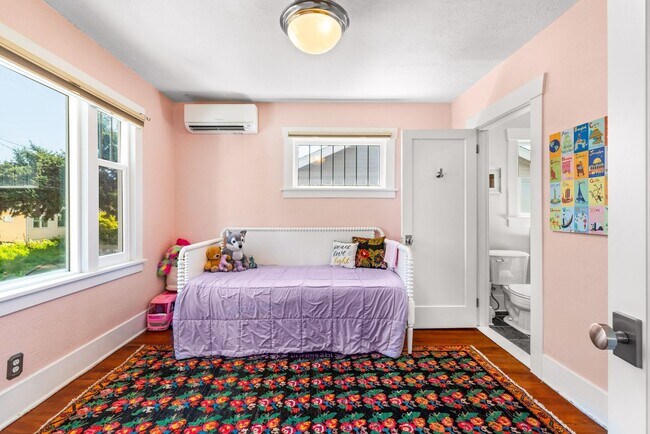 Building Photo - 5bd/2.75ba Seattle Home