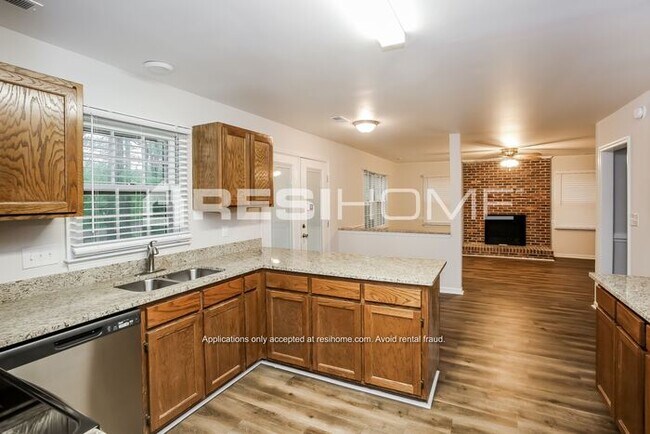 Building Photo - "Welcome Home! Get 1 month FREE RENT when ...