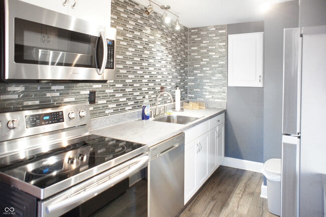 Building Photo - 230 E 9th St