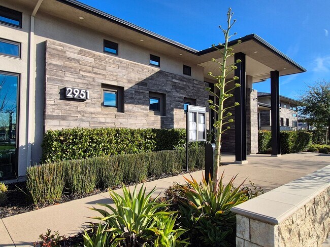 Building Photo - Gorgeous 4 Bedroom 3.5 bath with loft