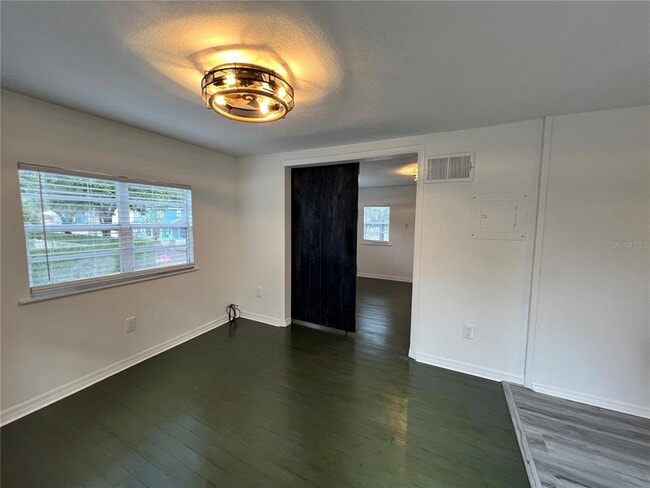 Building Photo - 1314 E Gore St