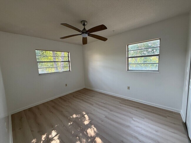 Building Photo - Englewood Park 3 bedroom, 2 bath available...