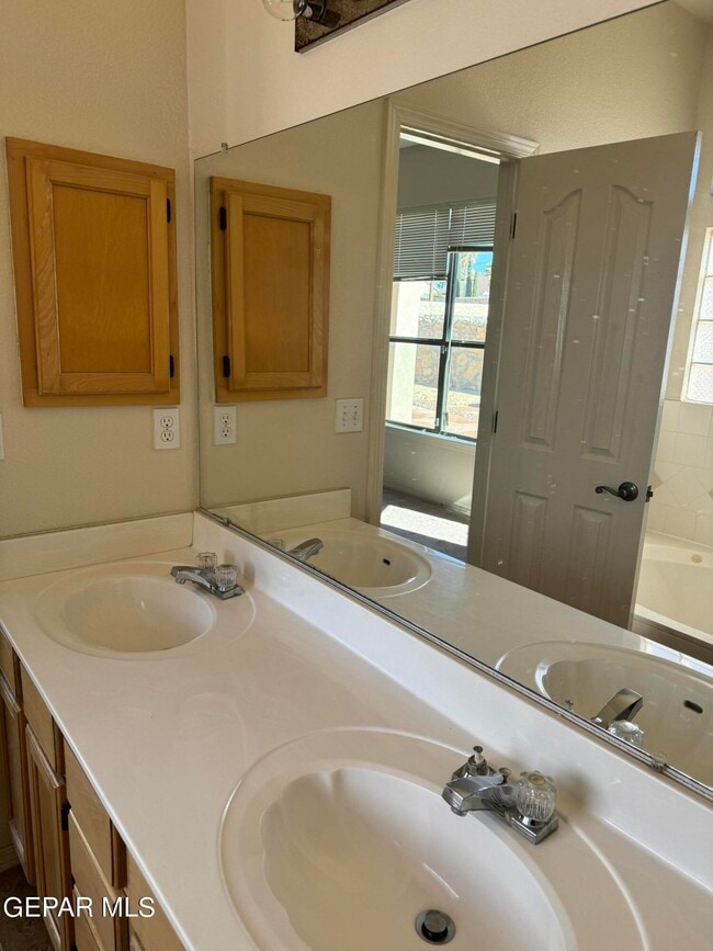 Building Photo - 10899 Northview Dr