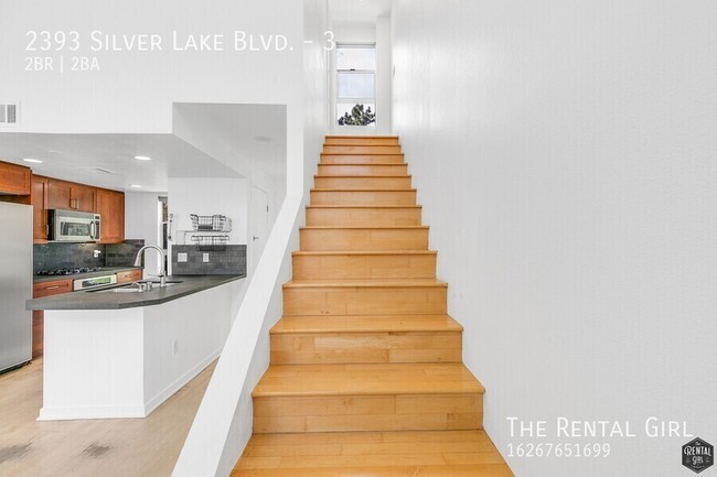 Building Photo - Spacious Silver Lake Townhome | Multi-Leve...