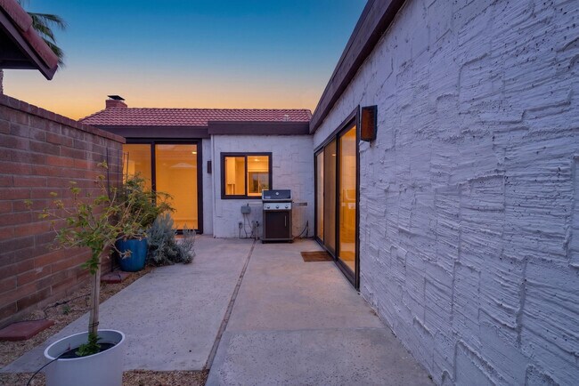 Building Photo - 2490 E Miramonte Cir