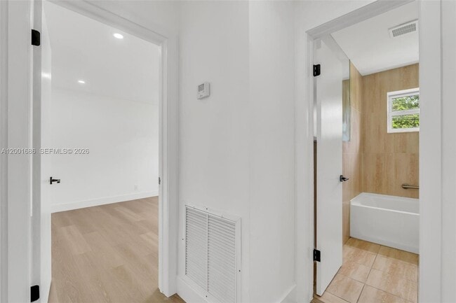 Building Photo - 1611 NE 50th Ct