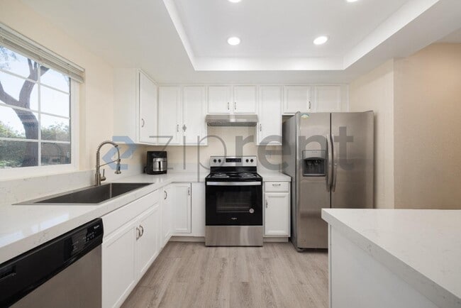 Building Photo - 2404 Manzana Way