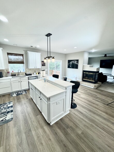 Building Photo - 410 Broadmoore Sq