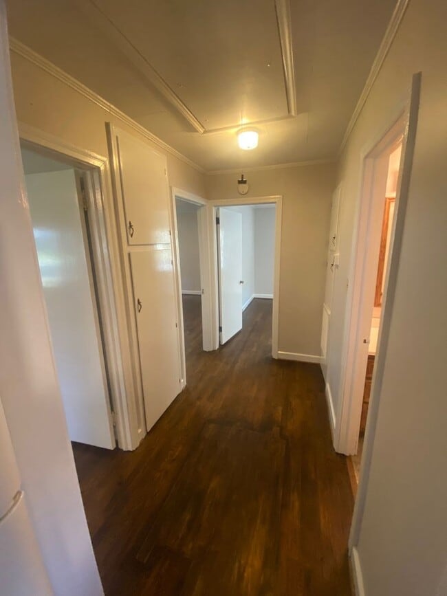 Building Photo - Nice 2 bedroom 1 bathroom home very close ...