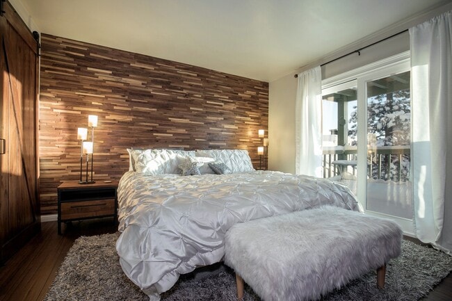 Building Photo - Gorgeous Lake View Condo