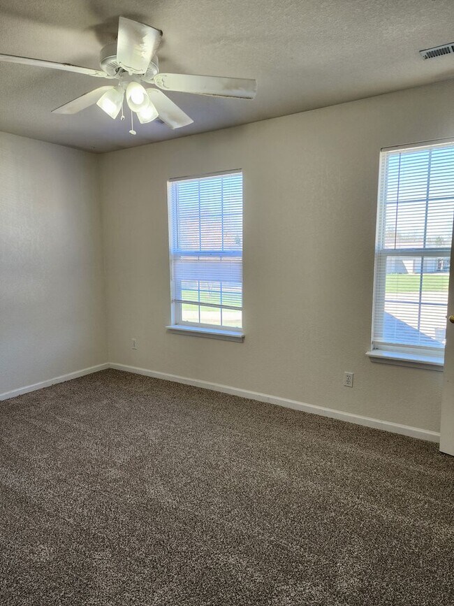 Building Photo - 2681-2683 E Oakbrook Dr