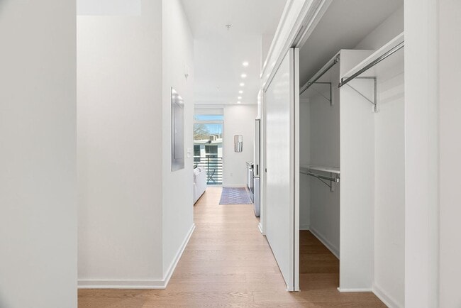 Building Photo - Modern downtown condo studio with private balcony & parking space.