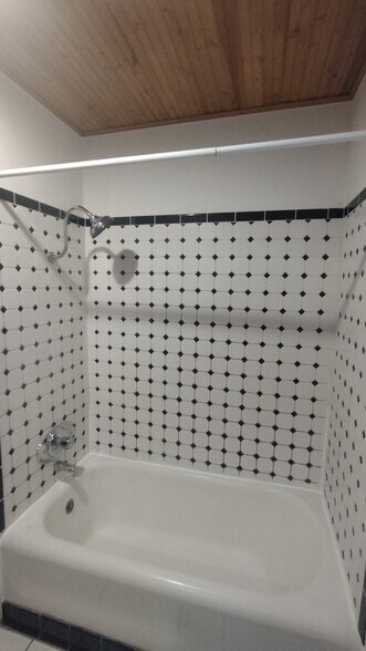 Building Photo - 1445 E 33rd St S