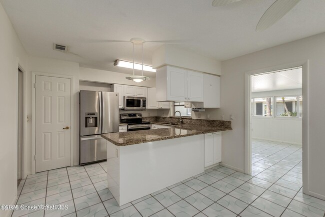Building Photo - 302 Emerald Pl E