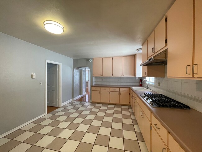 Building Photo - Gorgeous 2 Bedroom Home! Convenient Location!