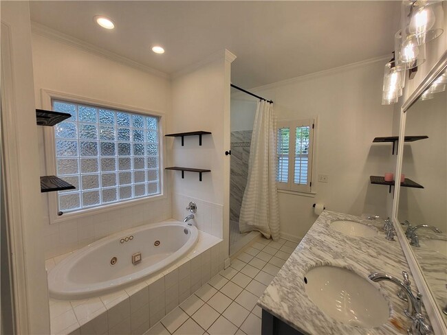 Building Photo - 1155 Davis Pl NW