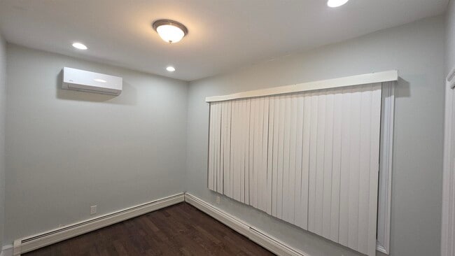 Building Photo - 712 17th St