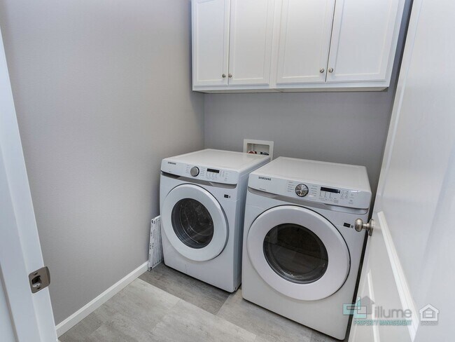Building Photo - Spacious 4 Bedroom Home with Solar Power N...