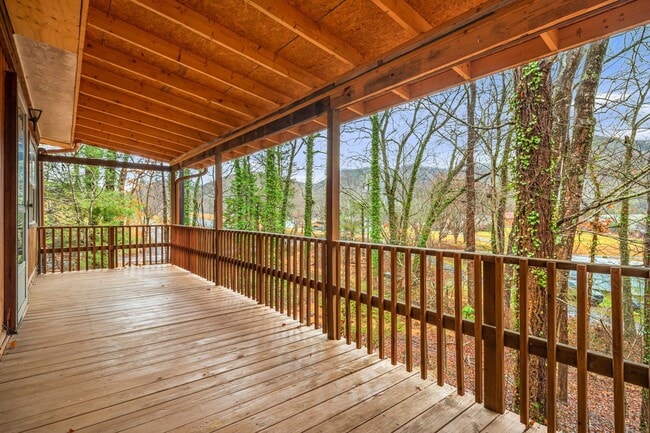 Building Photo - Rural Retreat in Candler with Bonus Room (Heat, Water, & Lawn Maintenance Included)