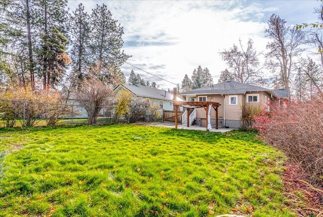 Building Photo - South Hill Charmer 3 bed, 1 bath available...