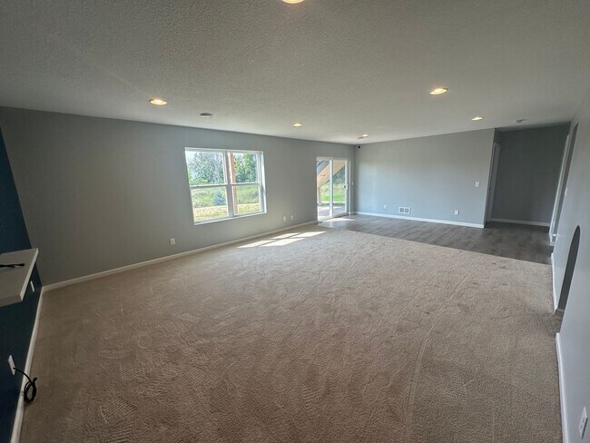 Building Photo - Gorgeous 5 Bedroom, 3.5 Bath Single Family...