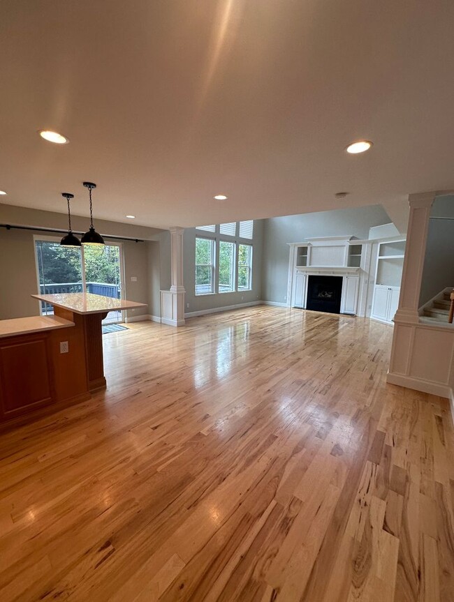 Building Photo - Stunning 3 level home with beautiful views