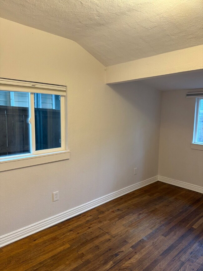 Building Photo - Beautiful and cozy 3 Bedroom 1 Bathroom Ho...